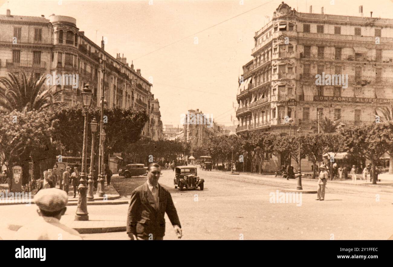 Photo tirée de l'album du voyage de l'Italie à l'Algérie et à Londres de la famille juive milanaise au milieu des années trente. En particulier, la photo montre la vie active de la capitale algérienne au milieu des années trente Banque D'Images