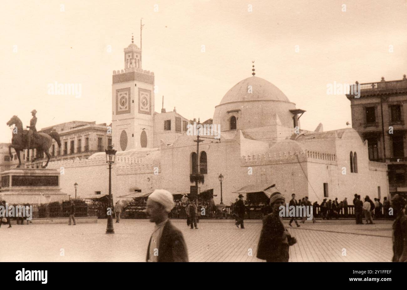 Photo tirée de l'album du voyage de l'Italie à l'Algérie et à Londres de la famille juive milanaise au milieu des années trente. En particulier, la photo montre l'une des nombreuses mosquées de la capitale algérienne, Alger en 1935 Banque D'Images