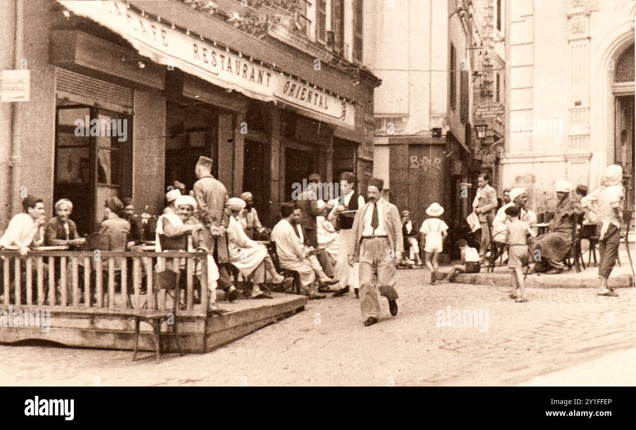 Photo tirée de l'album du voyage de l'Italie à l'Algérie et à Londres de la famille juive milanaise au milieu des années trente. En particulier, la photo montre la vie active de la capitale algérienne au milieu des années trente Banque D'Images