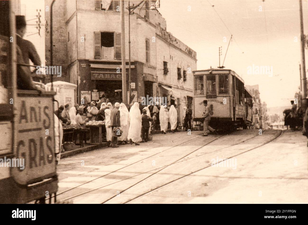 Photo tirée de l'album du voyage de l'Italie à l'Algérie et à Londres de la famille juive milanaise au milieu des années trente. En particulier, la photo montre la vie active de la capitale algérienne au milieu des années trente Banque D'Images
