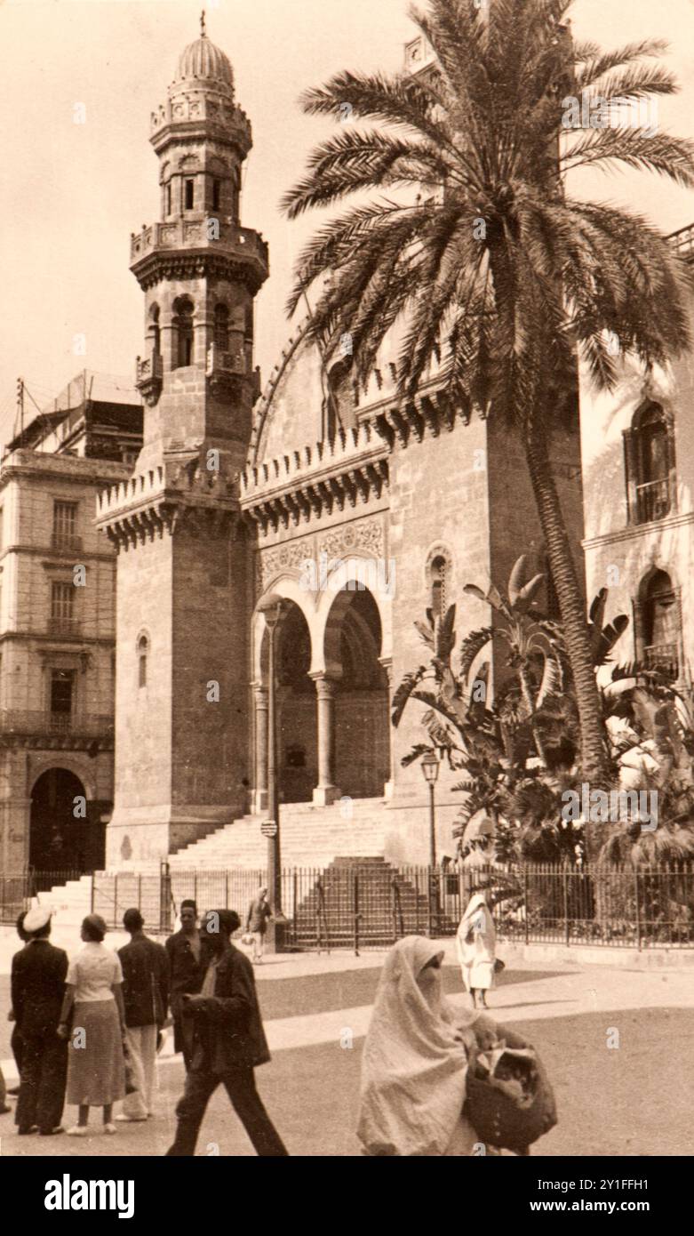 Photo tirée de l'album du voyage de l'Italie à l'Algérie et à Londres de la famille juive milanaise au milieu des années trente. En particulier, la photo montre l'une des nombreuses mosquées de la capitale algérienne, Alger en 1935 Banque D'Images