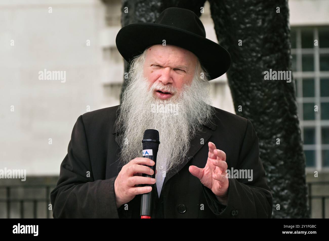 LONDRES, ANGLETERRE : 6 septembre 2024 : le conférencier Herschel Gluck OBE est un rabbin britannique, président du Shomrim à Stamford Hill, président du Forum arabo-juif lors de la manifestation, la Manche a vu 43 migrants se noyer en une semaine. Les manifestants exhortent Keir Starmer, un premier ministre britannique, à prendre des mesures pour assurer un passage sûr aux migrants qui veulent chercher refuge au Royaume-Uni. Arrêtez d'utiliser l'excuse de la lutte contre les trafiquants, qui a entraîné davantage de morts dans notre Manche. Nous avons besoin de routes sûres en ce moment. Crédit : Voir Li/Picture Capital/Alamy Live News Banque D'Images