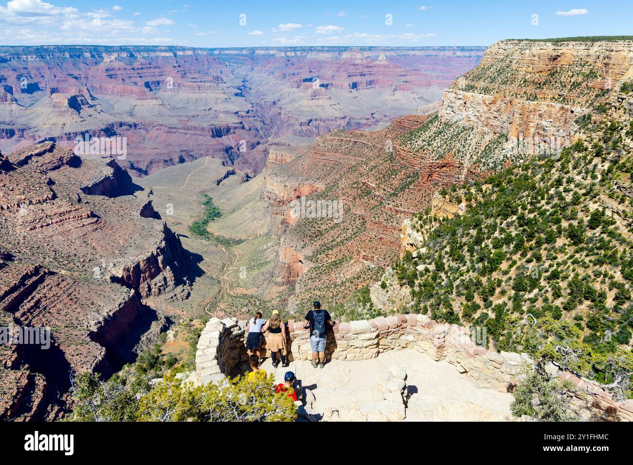 Les gens regardant le Grand Canyon depuis la terrasse Lookout Studio, Grand Canyon Village, South Rim, Arizona, États-Unis Banque D'Images