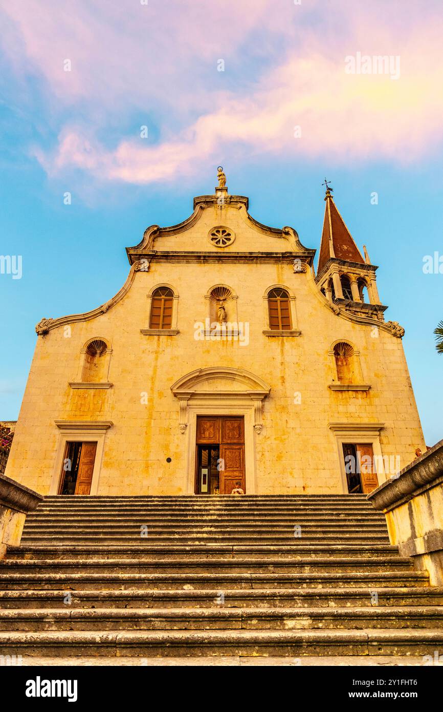 Extérieur de 1783 style baroque église notre-Dame de l'Annonciation (Crkva Gospa od Blagovijesti) au coucher du soleil, Milna, Brac, Croatie Banque D'Images