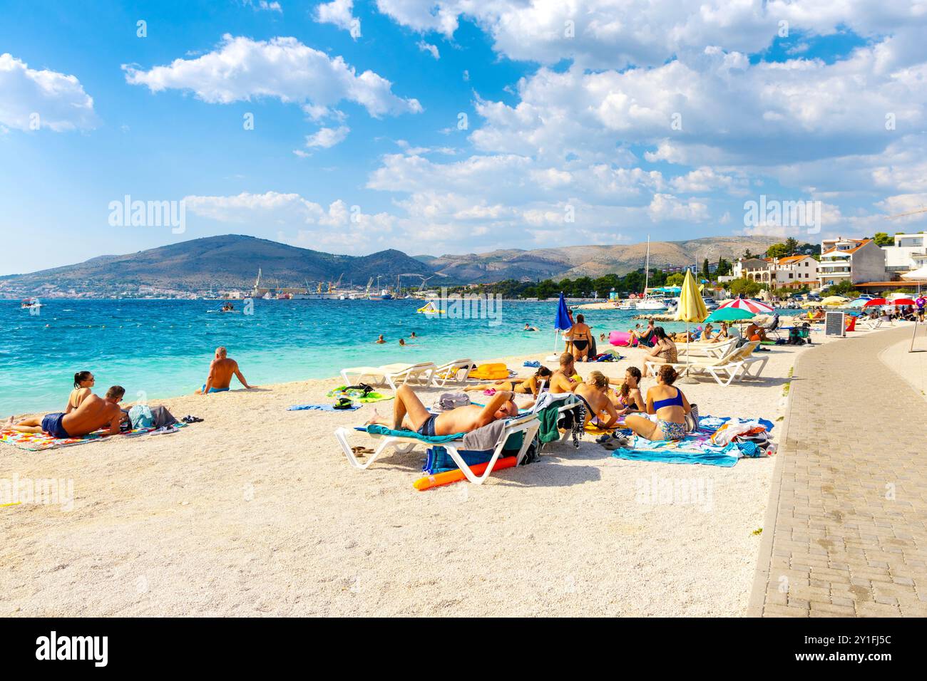 Les gens bronzent à la plage Okrug Gornji, île de Ciovo sur la mer Adriatique près de Trogir, Croatie Banque D'Images