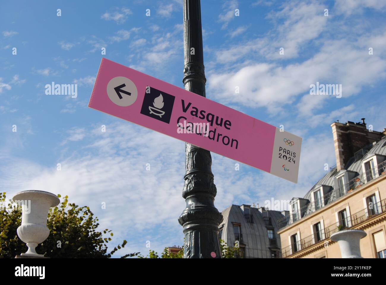Paris, France - 06 septembre 2024 : le Chaudron olympique et paralympique de Paris 2024, la vasque, dans le jardin des Tuileries, le jardin des Tuileries. Banque D'Images