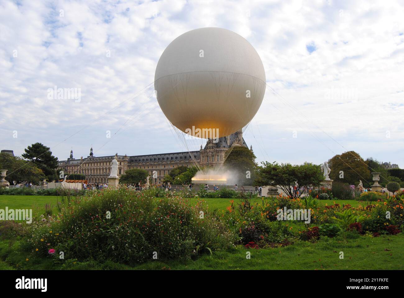 Paris, France - 06 septembre 2024 : le Chaudron olympique et paralympique de Paris 2024, la vasque, dans le jardin des Tuileries, le jardin des Tuileries. Banque D'Images
