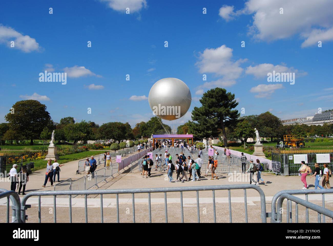 Paris, France - 06 septembre 2024 : le Chaudron olympique et paralympique de Paris 2024, la vasque, dans le jardin des Tuileries, le jardin des Tuileries. Banque D'Images