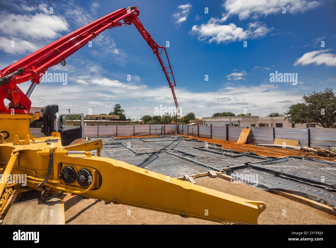 grue de pompe à béton, camion de services de pompage de béton coulant du béton liquide, Banque D'Images