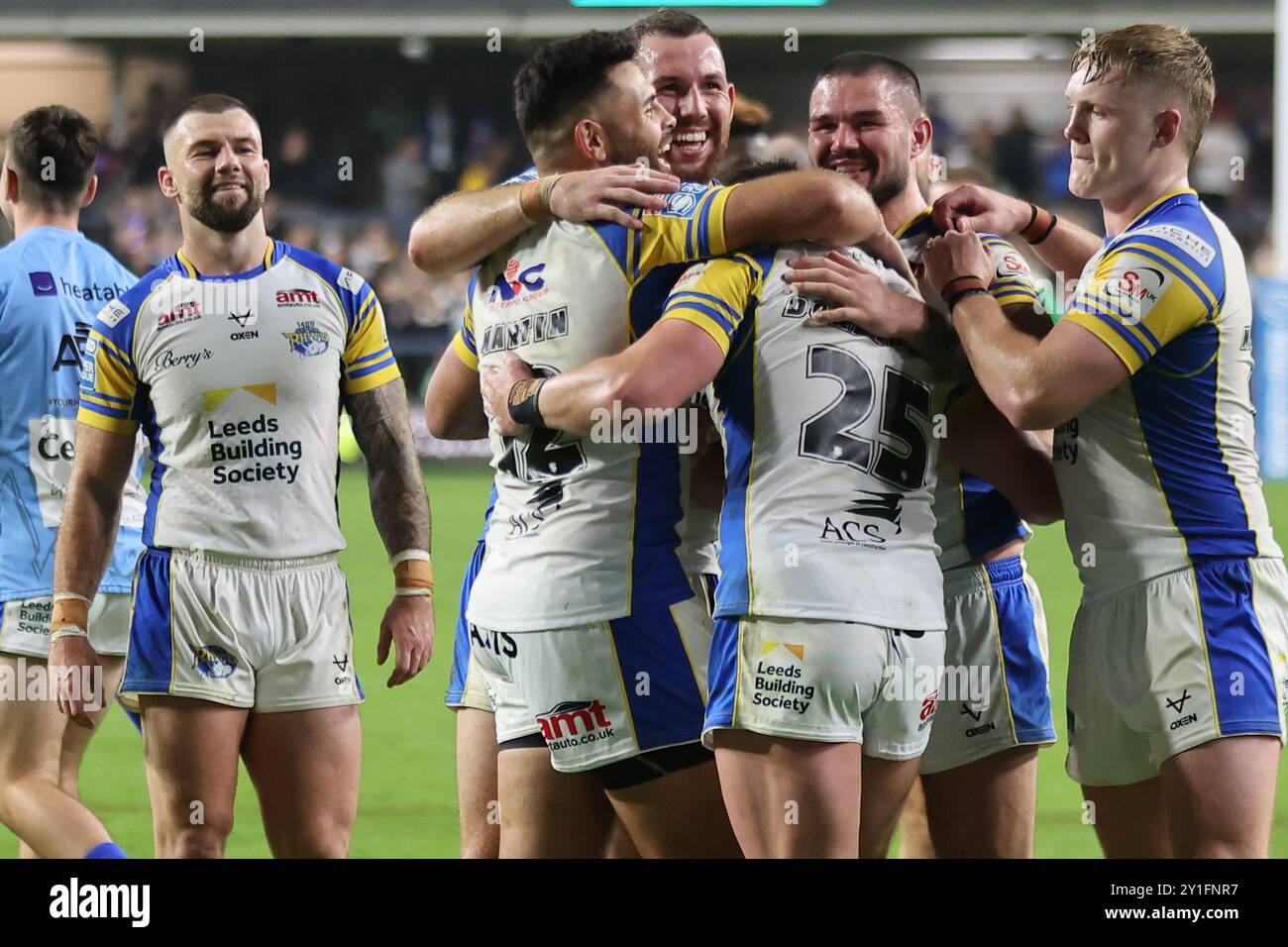 Leeds, Royaume-Uni. 06 septembre 2024. AMT Headingley Rugby Stadium, Leeds, West Yorkshire, 6 septembre 2024. Betfred Super League Leeds Rhinos - Hull FC James Donaldson de Leeds Rhinos frappe le penalty lors de son dernier match pour Leeds Rhinos et son coéquipier le célèbre et l'embrasse Credit : Touchlinepics/Alamy Live News Banque D'Images