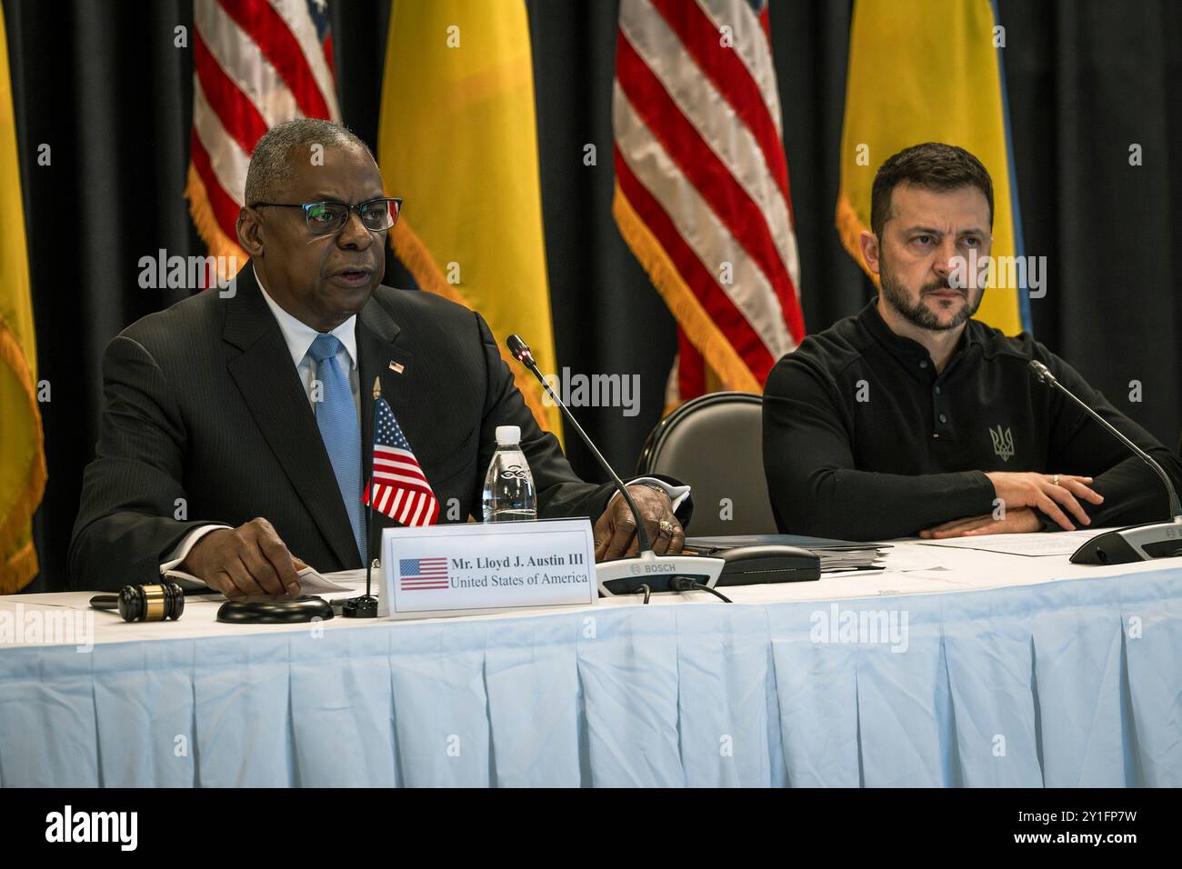 Le secrétaire à la Défense Lloyd J. Austin III et le président ukrainien Volodymyr Zelenskyy s’adressent aux médias lors de la 24e réunion du Groupe de contact pour la Défense de l’Ukraine à la base aérienne de Ramstein, Allemagne, le 9 septembre 2024. (Photo DOD de Chad J. McNeeley) Banque D'Images