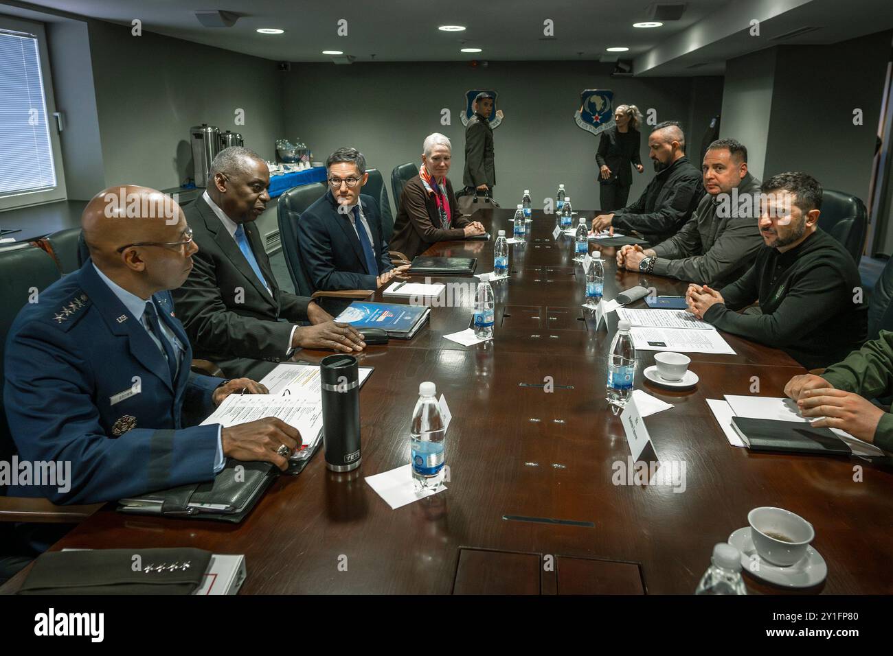 Le secrétaire à la Défense, Lloyd J. Austin III, le président des chefs d'état-major interarmées, le général CQ Brown et le président ukrainien Volodymyr Zelenskyy conduisent une réunion bilatérale lors de la 24e réunion du Groupe de contact pour la défense de l'Ukraine à la base aérienne de Ramstein, Allemagne, le 9 septembre 2024. (Photo DOD de Chad J. McNeeley) Banque D'Images