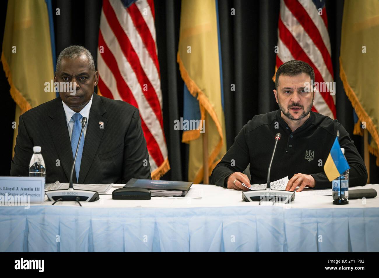 Le secrétaire à la Défense Lloyd J. Austin III et le président ukrainien Volodymyr Zelenskyy s’adressent aux médias lors de la 24e réunion du Groupe de contact pour la Défense de l’Ukraine à la base aérienne de Ramstein, Allemagne, le 9 septembre 2024. (Photo DOD de Chad J. McNeeley) Banque D'Images