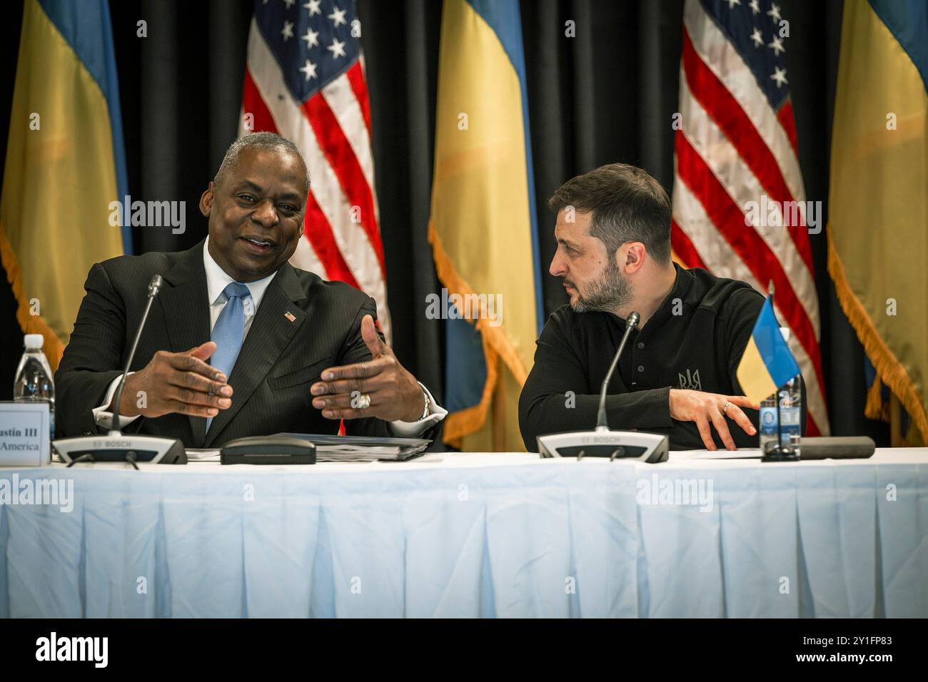 Le Secrétaire à la Défense Lloyd J. Austin III et le Président ukrainien Volodymyr Zelenskyy accueillent la 24e réunion du Groupe de contact pour la Défense de l'Ukraine à la base aérienne de Ramstein, en Allemagne, le 9 septembre 2024. (Photo DOD de Chad J. McNeeley) Banque D'Images