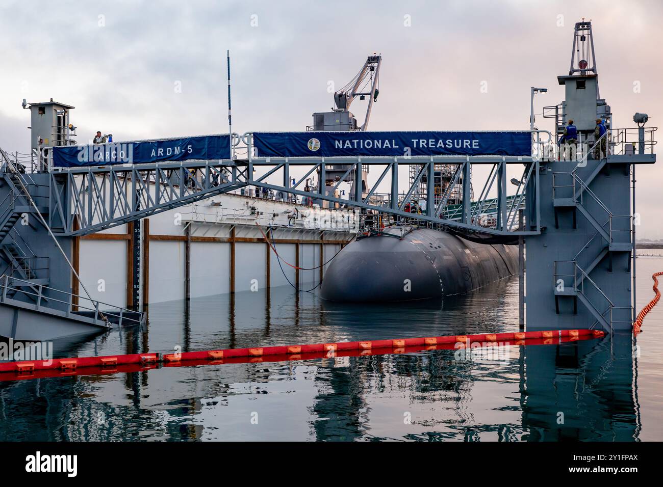 240904-N-SS900-1052 SAN DIEGO (4 septembre 2024) le sous-marin d'attaque rapide de classe Los Angeles USS Scranton (SSN 756) se prépare à quitter la cale sèche flottante ARCO (ARDM 5) à Naval base point Loma, le 4 septembre 2024. Scranton fait partie du commandant de l'escadron sous-marin (CSS) 11, qui abrite cinq sous-marins d'attaque rapide de classe Los Angeles, capables de soutenir diverses missions, y compris : la guerre anti-sous-marine, la guerre anti-navire, la guerre de grève et le renseignement, surveillance et reconnaissance. ARCO est une cale sèche flottante auxiliaire moyenne pour réparation et est un actif CSS-11 dans le cadre de la suite opérationnelle Banque D'Images