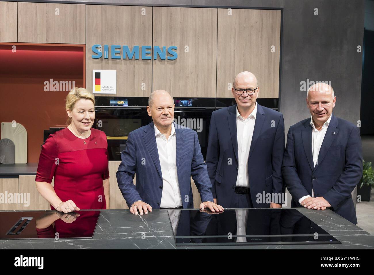 Ranziska Giffey (sénateur pour l'économie, l'énergie et les entreprises publiques et maire de Berlin, SPD), Olaf Scholz (chancelier de la République fédérale de GE Banque D'Images