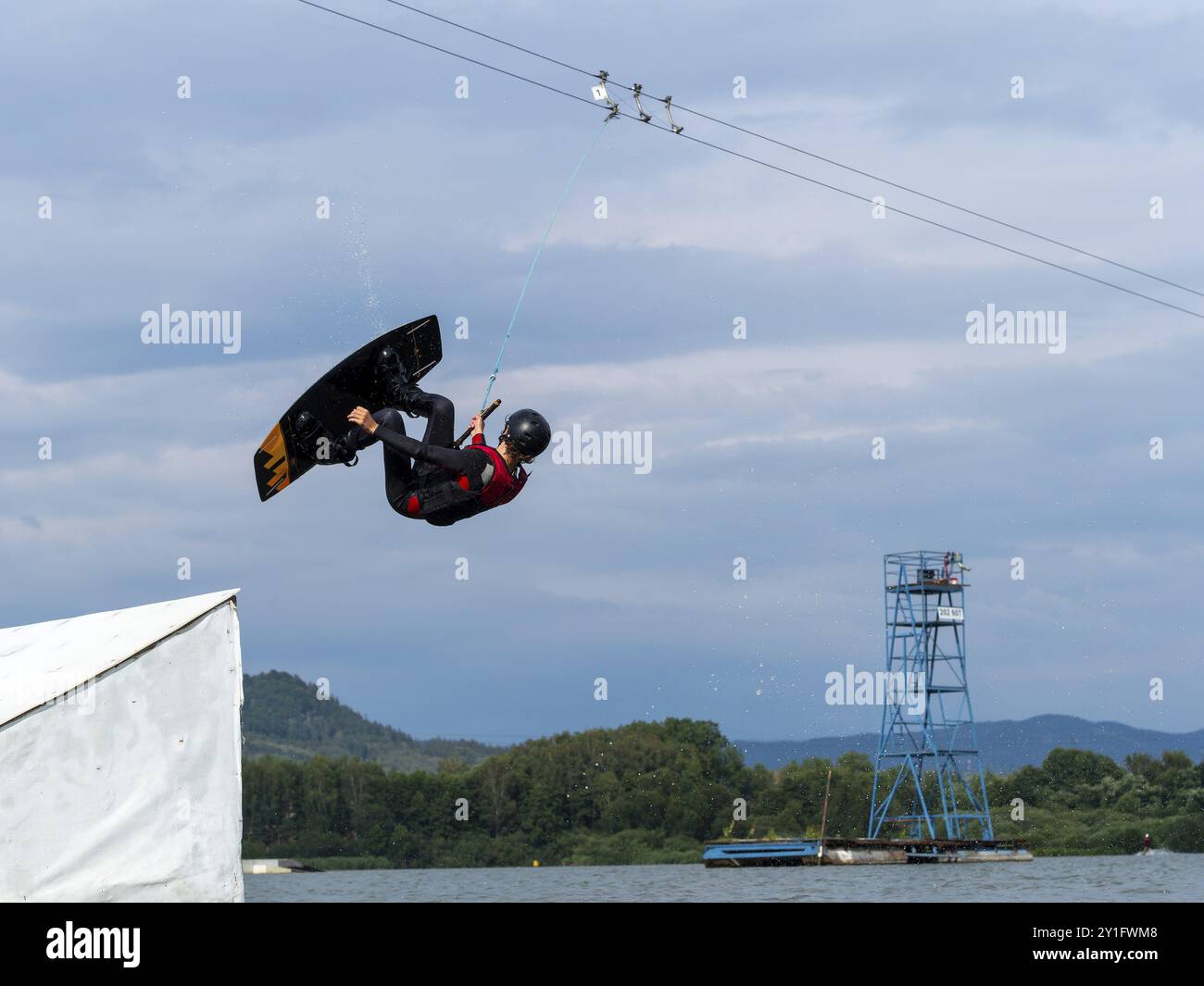 Homme sautant avec wakeboard sur obstacle, somersault, sports nautiques, ski nautique et wakepark, Stras pod Ralskem, République tchèque, Europe Banque D'Images