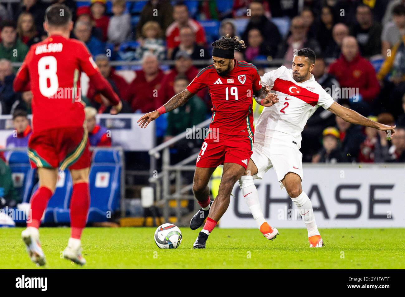 Cardiff, Royaume-Uni. 06 septembre 2024. Sorba Thomas du pays de Galles en action contre Zeki Çelik de Turquie. Pays de Galles contre Turquie dans la Ligue des Nations de l'UEFA au stade de Cardiff le 6 septembre 2024. Crédit : Lewis Mitchell/Alamy Live News Banque D'Images