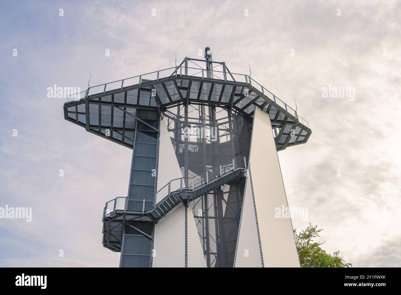 Une tour d'observation moderne en métal avec des escaliers qui se démarquent contre le ciel, Rappbodetalsperre, montagnes du Harz, Allemagne, Europe Banque D'Images