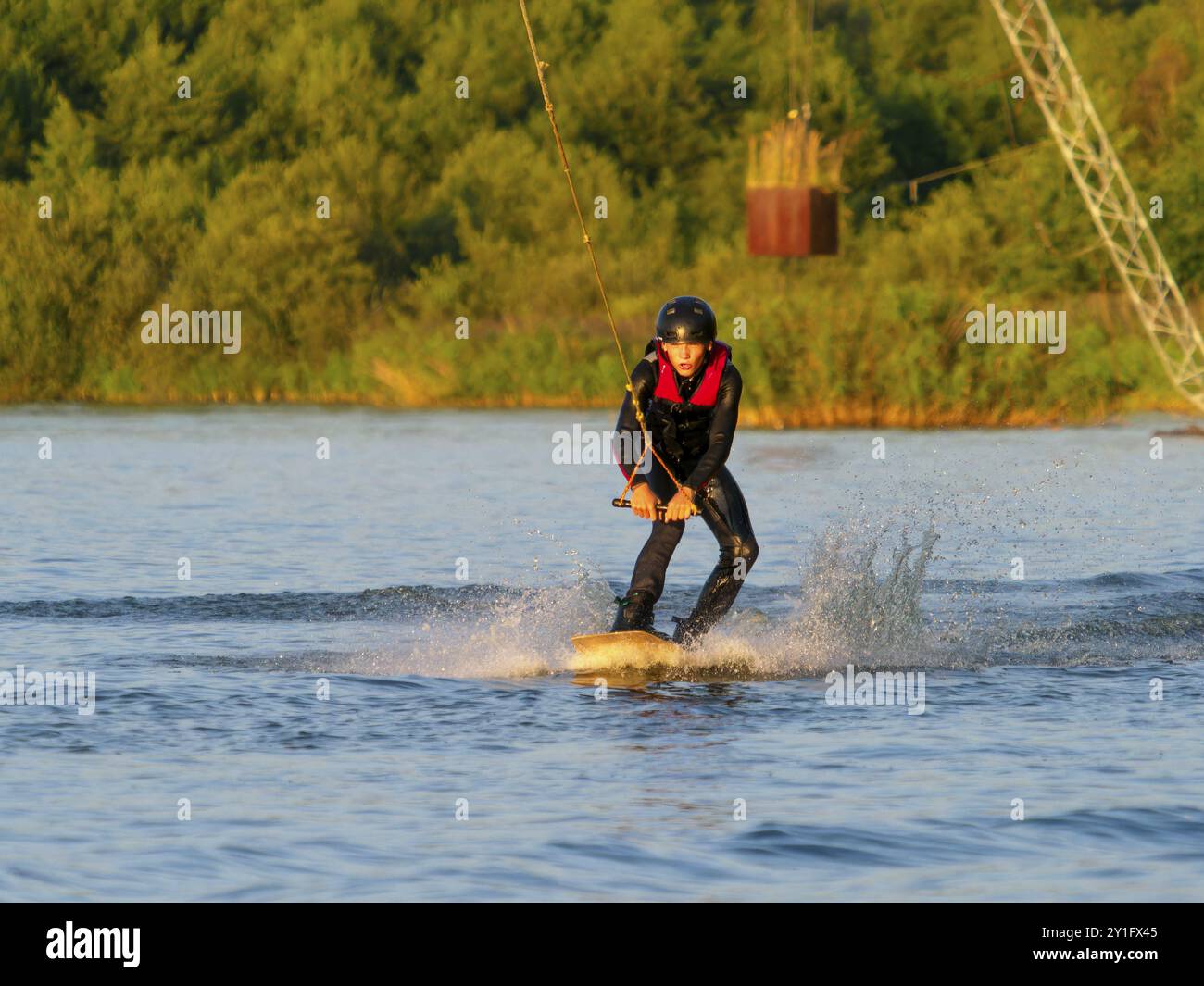 Jeune homme avec wakeboard dans le lac, sports nautiques, ski nautique et wakepark Banque D'Images