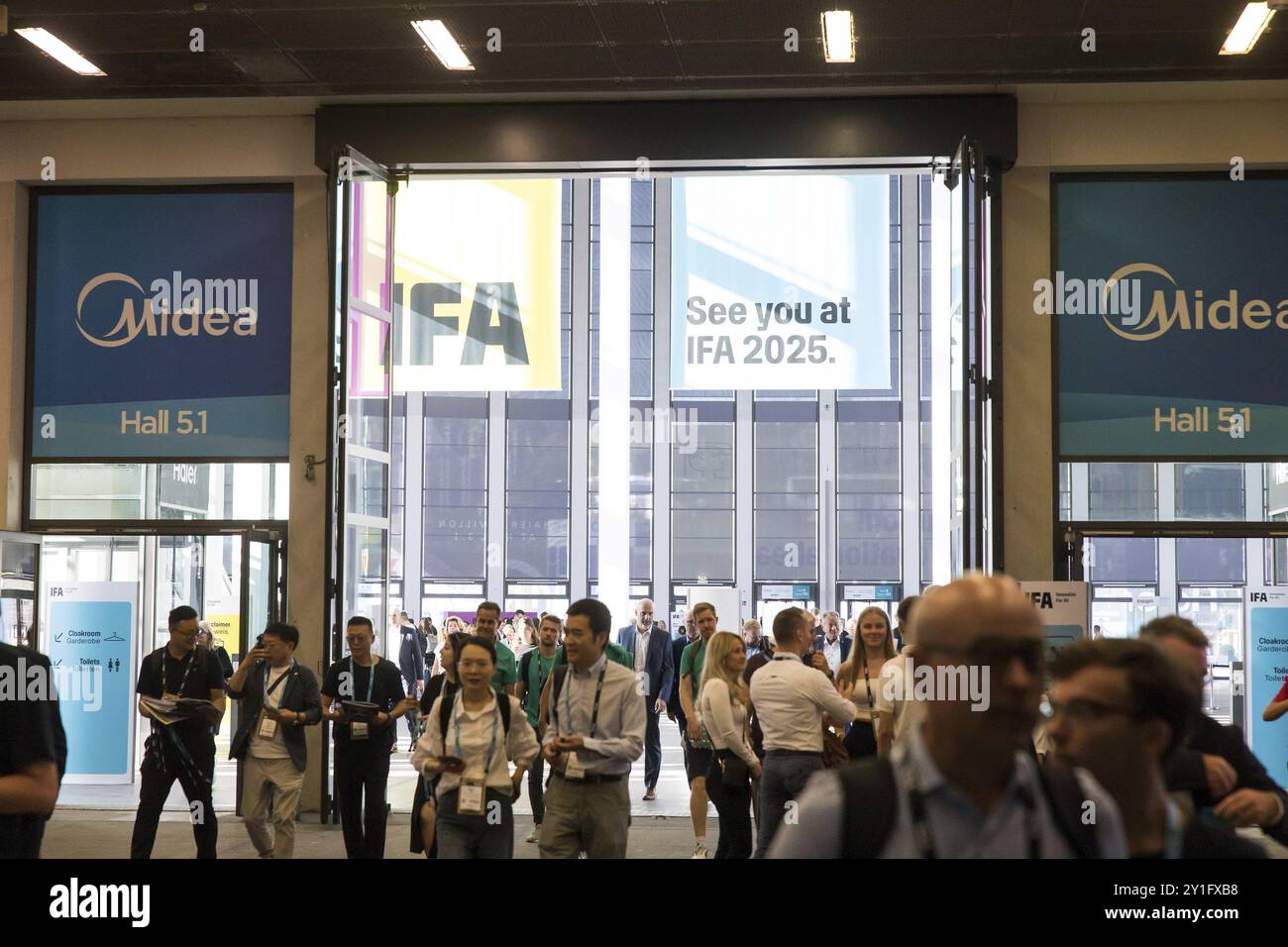 Les visiteurs se rassemblent dans les salles de l'IFA (internationale Funkausstellung) sur le parc des expositions de Berlin, 06/09/2024 Banque D'Images