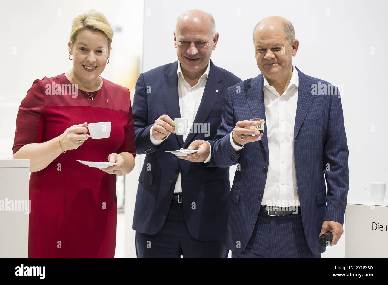 Franziska Giffey (sénatrice pour l'économie, l'énergie et les entreprises publiques et maire de Berlin, SPD), Kai Wegner (maire de Berlin, CDU) et Olaf Banque D'Images