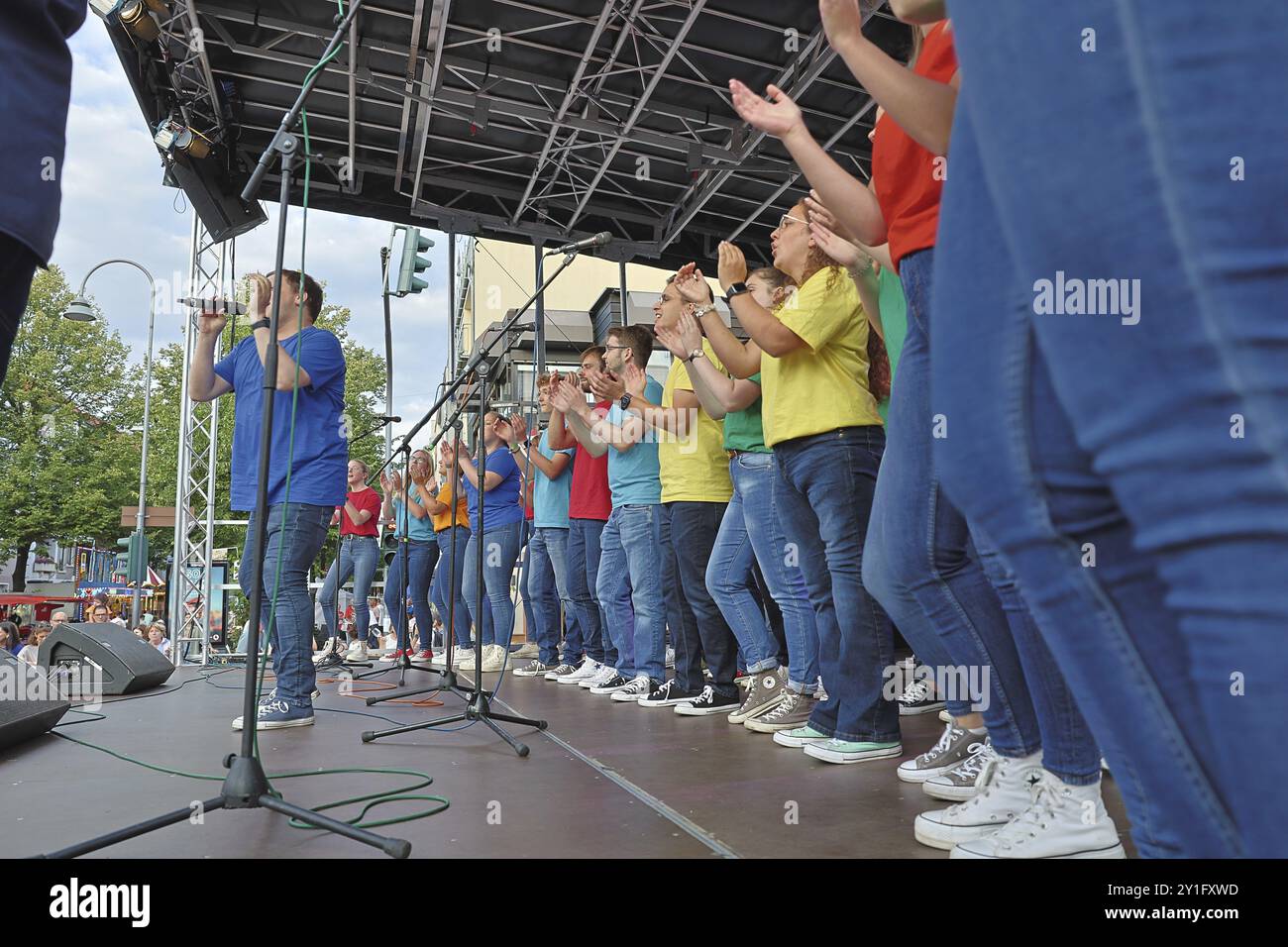 Chorale, Stephan Youth Choir, Dueren Street Festival le 25 août 2024 à Duerener Str., école de danse Van Hasseltbuehne à Cologne Allemagne Banque D'Images