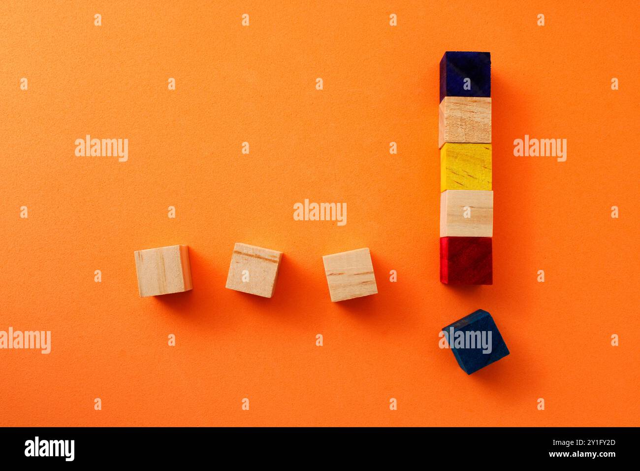 Ellipse et point d'exclamation formés de cubes en bois Banque D'Images