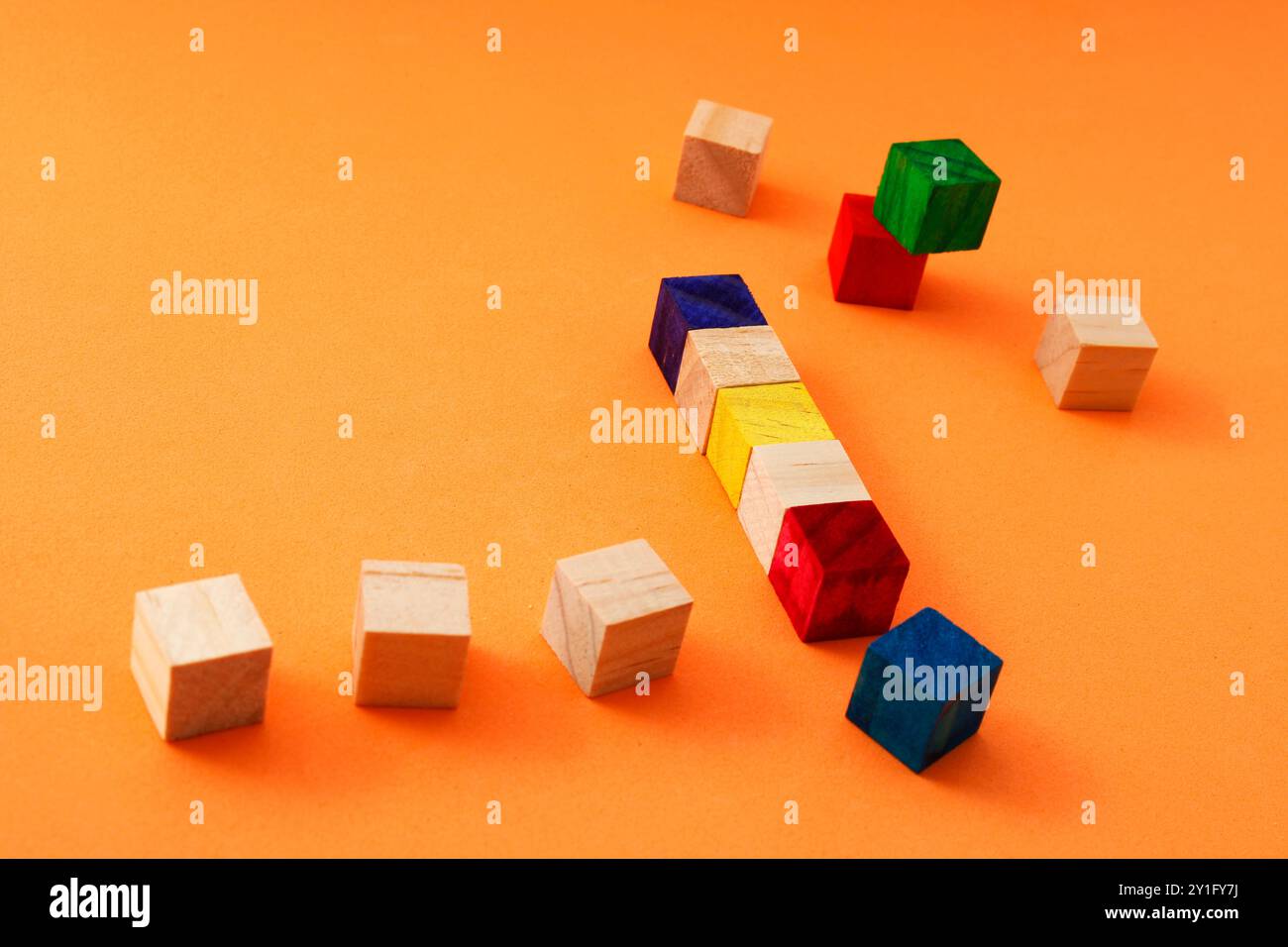 Point d'exclamation et ellipse formés avec des cubes en bois Banque D'Images