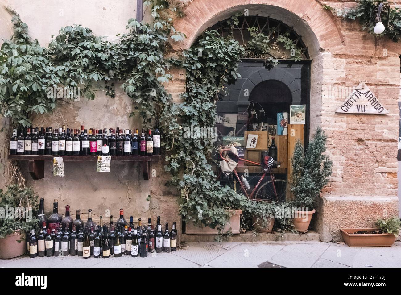 Délicieuse cuisine italienne et vin. Boutique de fromages Pecorino, Chianti, Brunello di Montalcino e Vino Nobile di Montepulciano, Cabernet Sauvignon, Merlot e Banque D'Images