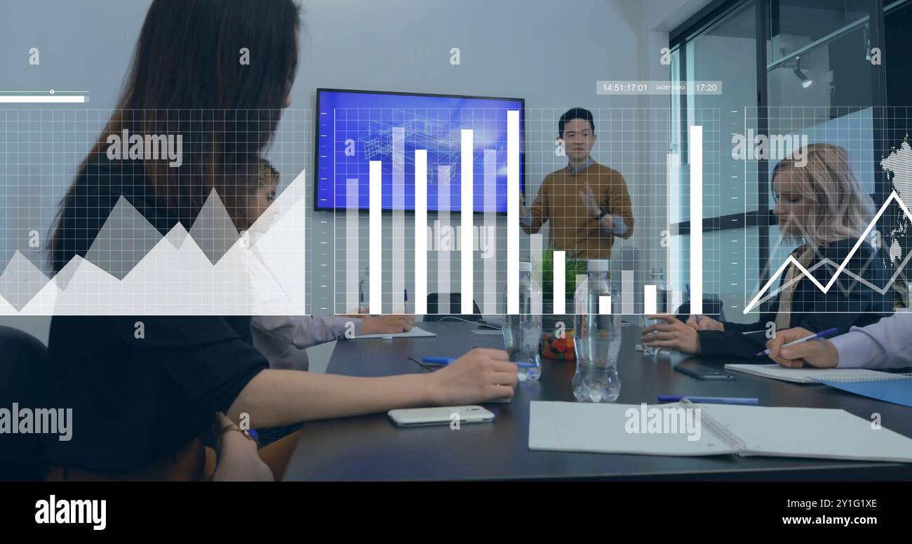 Image du traitement des données financières sur divers hommes d'affaires au bureau Banque D'Images