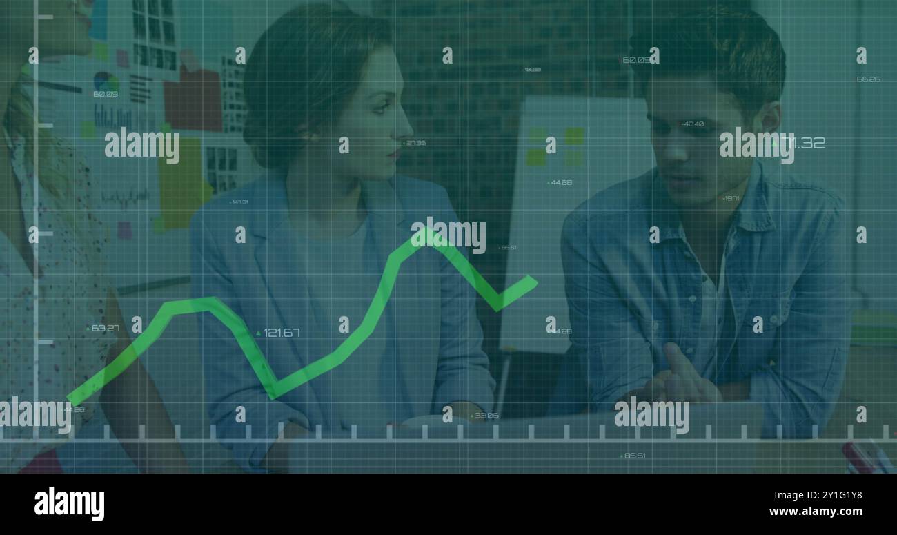 Image du traitement des données financières sur divers collègues discutant de leur travail au bureau Banque D'Images