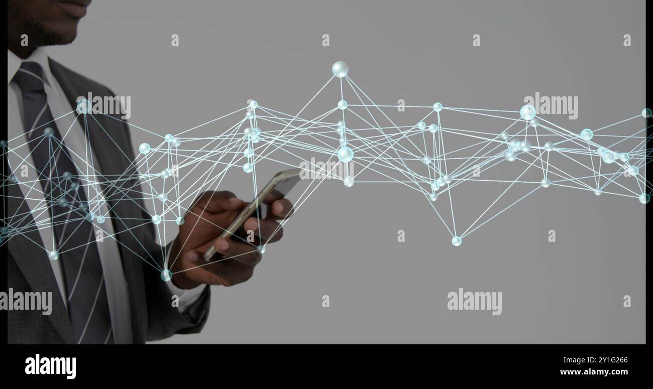 Image du réseau de connexions sur homme d'affaires biracial à l'aide de smartphone Banque D'Images