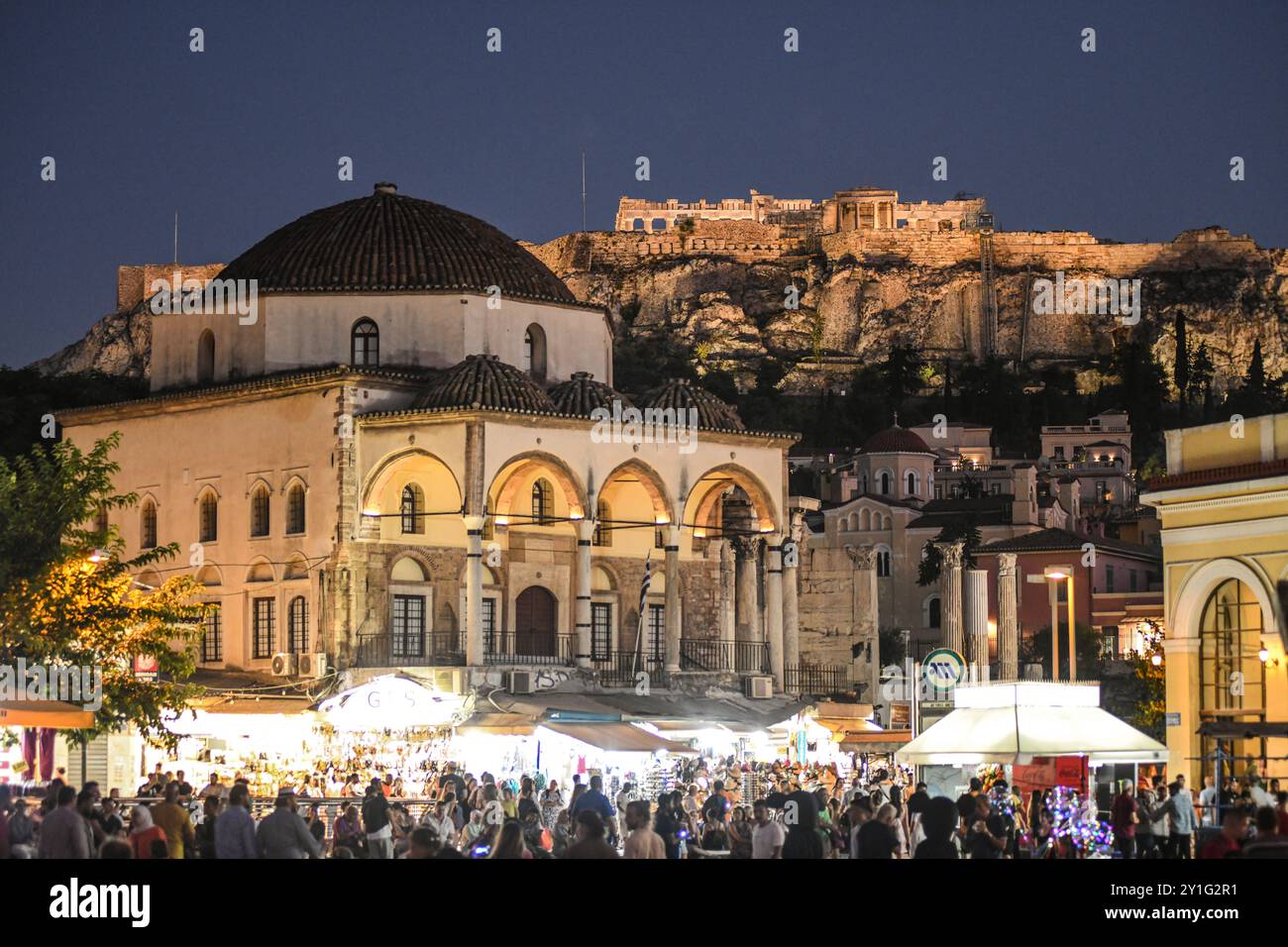 Place Monastiraki : Mosquée Tzistarakis, avec l'Acropole en arrière-plan ; le soir. Athènes, Grèce Banque D'Images