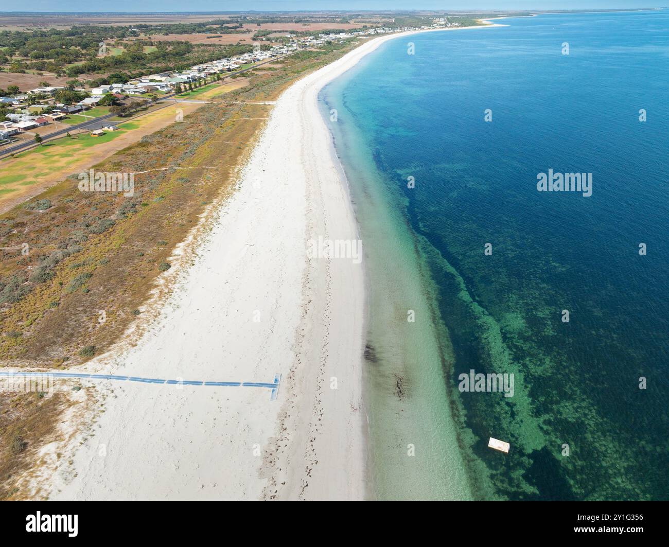 Vue aérienne d'une longue plage blanche le long d'une ville côtière à Kingstaon se sur les Limestaone Coats en Australie méridionale. Banque D'Images
