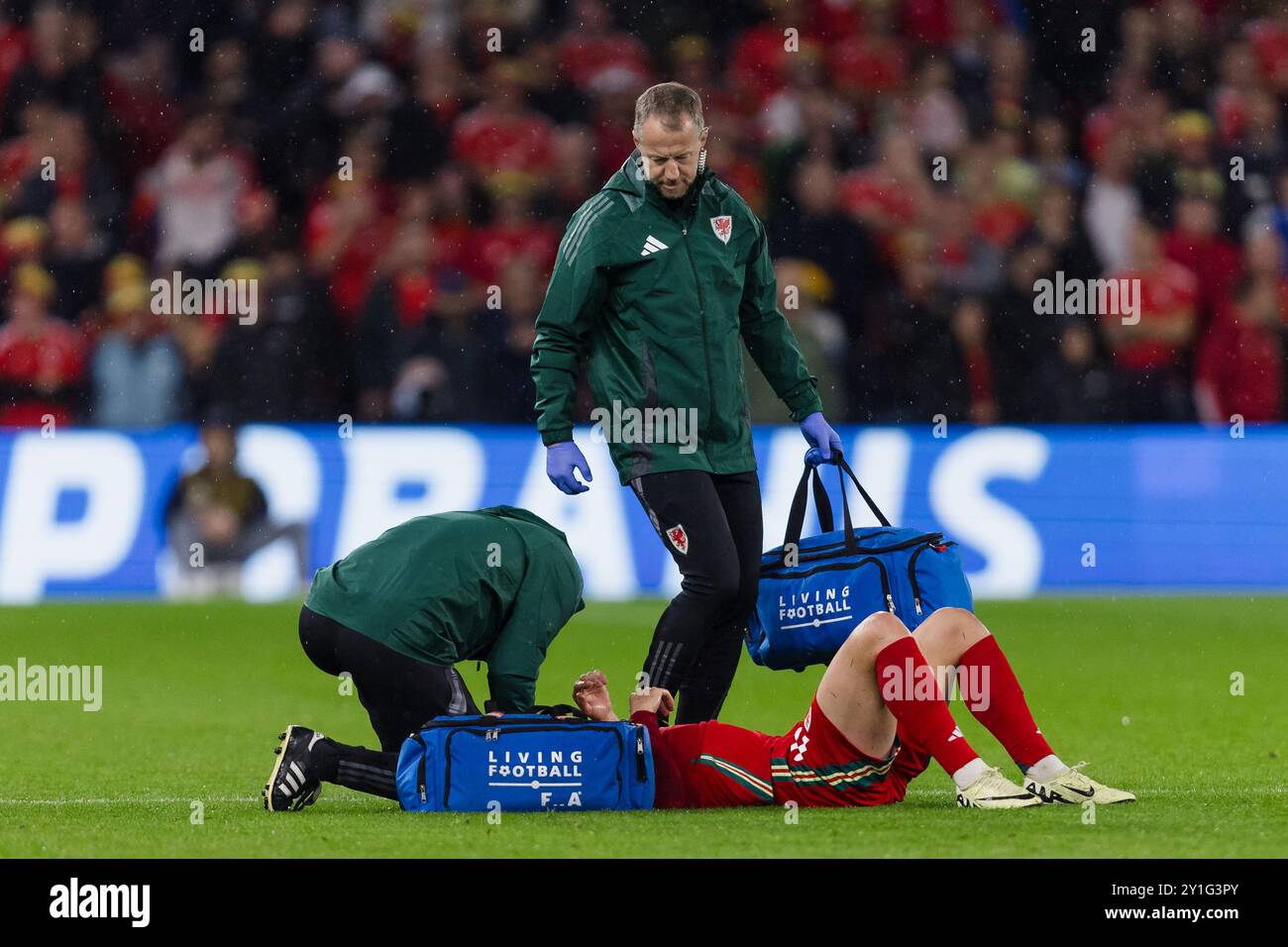 CARDIFF, ROYAUME-UNI. 06 septembre 2024. Le médecin du pays de Galles, le Dr Jonathan Houghton, et le physiothérapeute du pays de Galles, Sean Connelly, s'adressent à Connor Roberts du pays de Galles lors du match de l'UEFA Nations League du Groupe H 2025 entre le pays de Galles et la Turquie au Cardiff City Stadium, Cardiff, le 6 septembre 2024. (Photo by John Smith/FAW) crédit : Football Association of Wales/Alamy Live News Banque D'Images