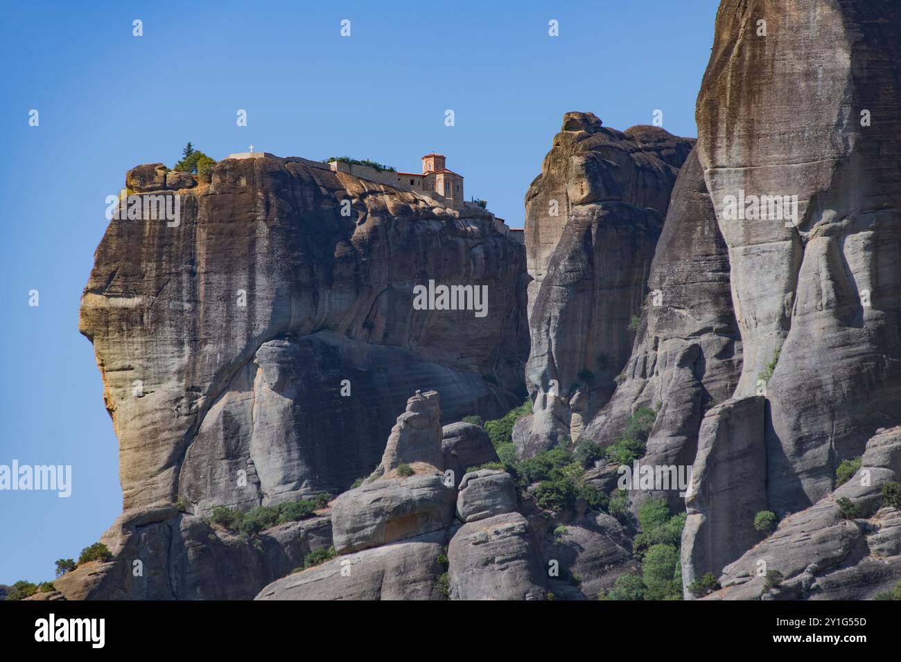 Kalambaka : vue sur les montagnes et les monastères des Météores depuis le centre-ville. Grèce. Banque D'Images