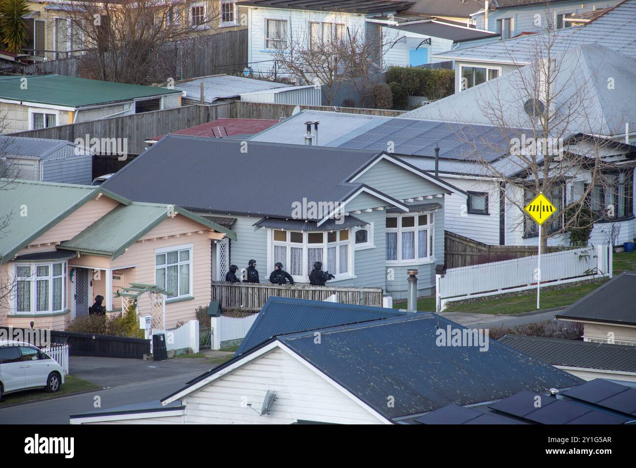 Photo de Tim Cuff 12 août 2024 - des membres de l'AOS attendent dans une propriété voisine alors que la prise d'otages se poursuit, rue Motueka, Nelson Banque D'Images