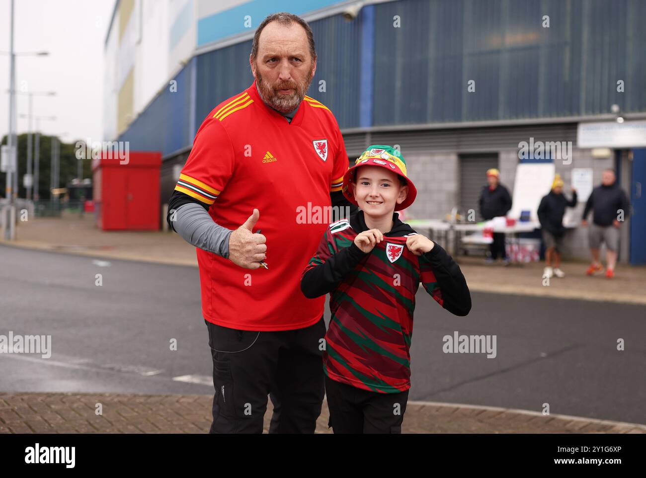 CARDIFF, ROYAUME-UNI. 06 septembre 2024. Les supporters arrivent au stade avant le match lors du match du Groupe H 2025 de l'UEFA Nations League entre le pays de Galles et la Turquie au Cardiff City Stadium, Cardiff, le 6 septembre 2024. (Photo by John Smith/FAW) crédit : Football Association of Wales/Alamy Live News Banque D'Images