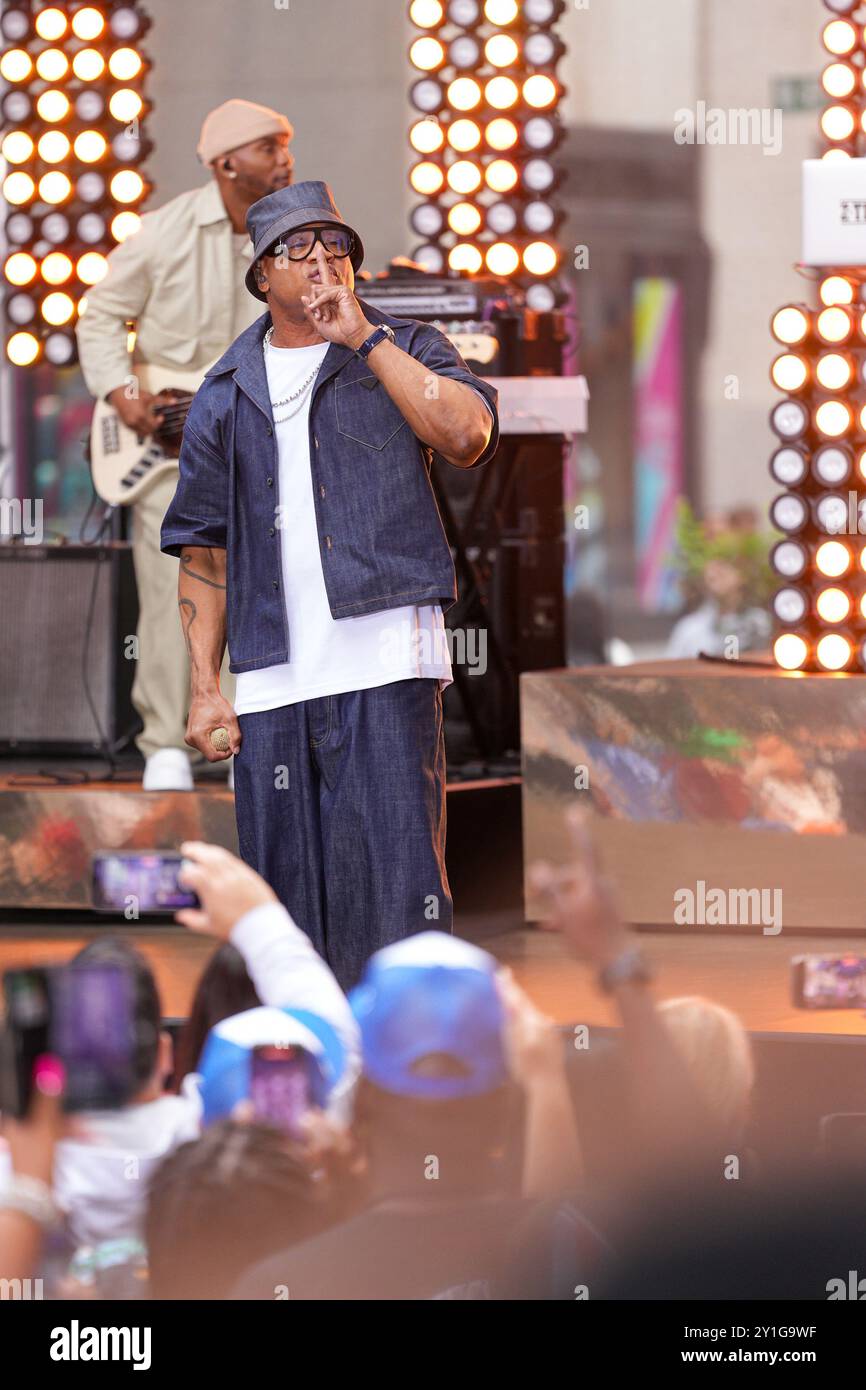 New York, New York, États-Unis. 6 septembre 2024. (NOUVEAU) LL Cool J joue en direct sur le Today Show ce matin au Rockefeller Plaza. 06 septembre 2024, Rockefeller Plaza, New York, États-Unis:. Le nouvel album de LL Cool J, *The Force*, est sorti le 6 septembre. Produit par Q-Tip, l'album mélange le style rap caractéristique de LL avec des sons modernes, marquant sa première sortie en plus d'une décennie. Ce projet représente un nouveau chapitre de sa carrière tout en restant fidèle à ses racines hip-hop. (Crédit image : © Justjojo/TheNEWS2 via ZUMA Press Wire) USAGE ÉDITORIAL SEULEMENT! Non destiné à UN USAGE commercial ! Banque D'Images