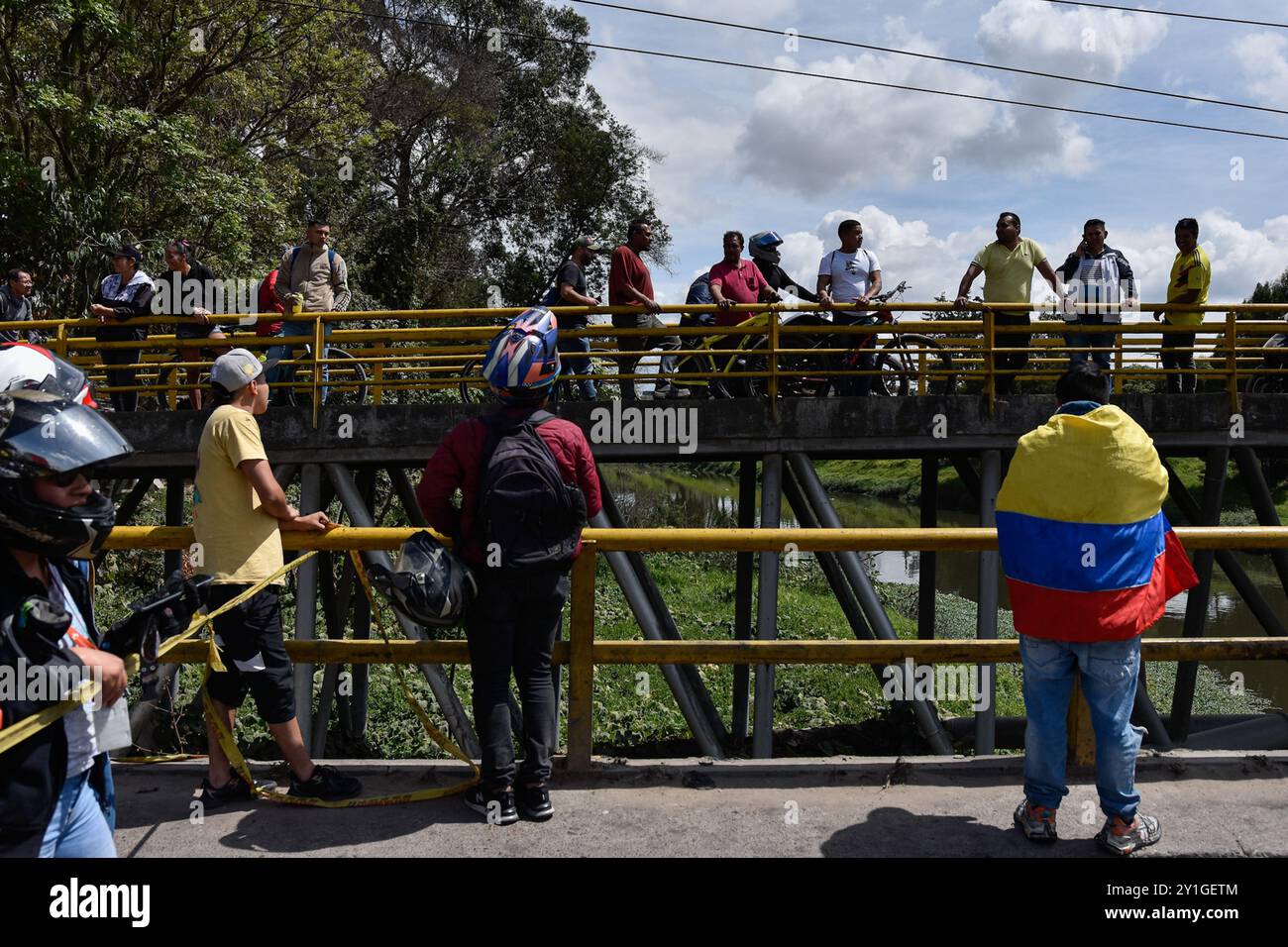 Bogota, Colombie. 28 juillet 2024. Les gens traversent un pont et s'arrêtent pour regarder les camionneurs participer à une manifestation contre la hausse des prix du diesel en bloquant les routes d'accès à, Colombie, le 5 septembre 2024. Photo par : Cristian Bayona/long Visual Press crédit : long Visual Press/Alamy Live News Banque D'Images