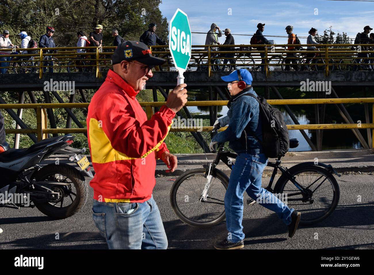 Bogota, Colombie. 28 juillet 2024. Un travailleur social tient un panneau « Go » alors que des camionneurs participent à une manifestation contre la hausse des prix du diesel en bloquant les routes d'accès en Colombie, le 5 septembre 2024. Photo par : Cristian Bayona/long Visual Press crédit : long Visual Press/Alamy Live News Banque D'Images