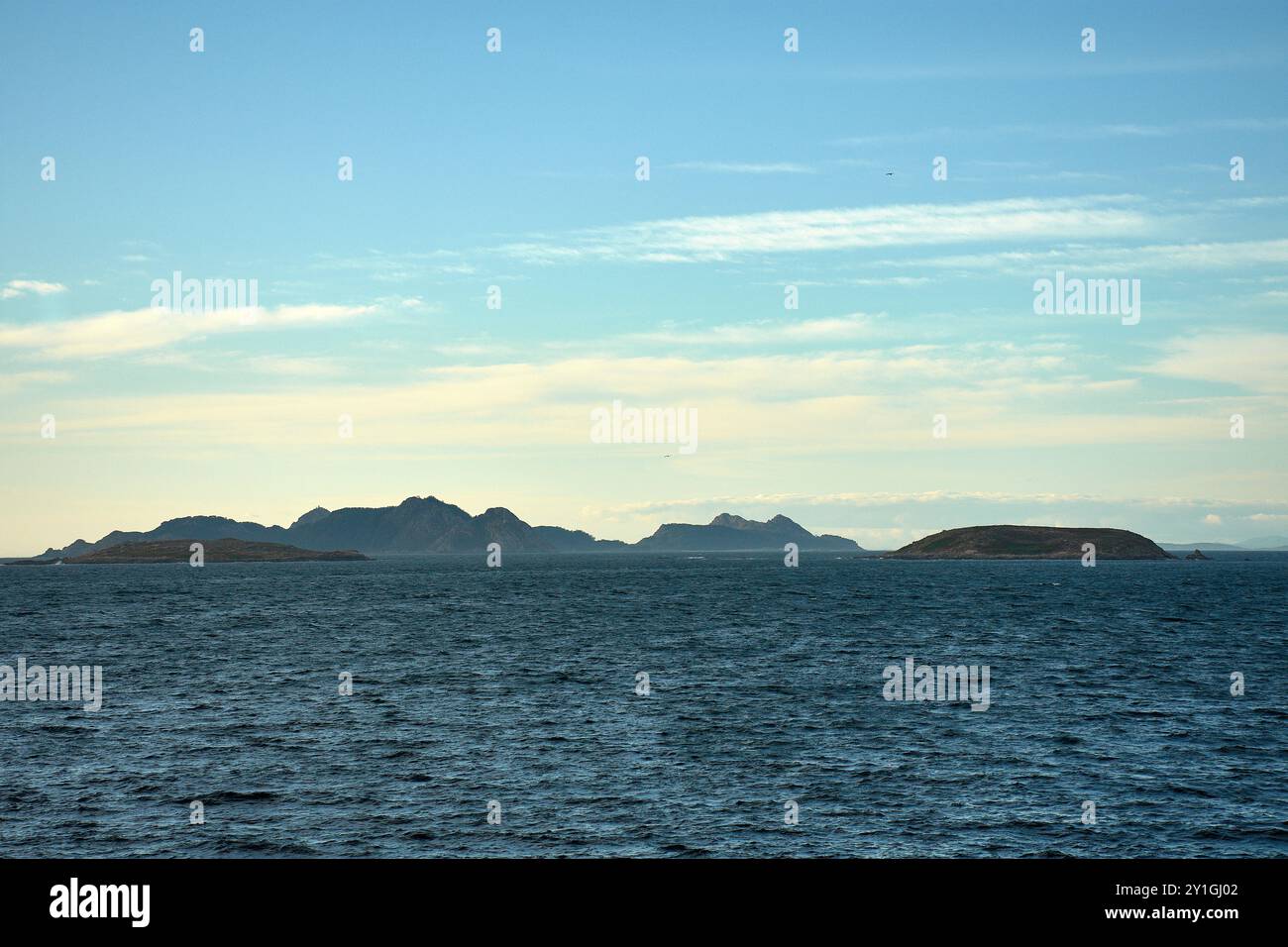 Vue des îles Cies et Estelas depuis Montereal à Bayona, Pontevedra, Espagne. L'image met en valeur les silhouettes robustes de l'archipel ag Banque D'Images