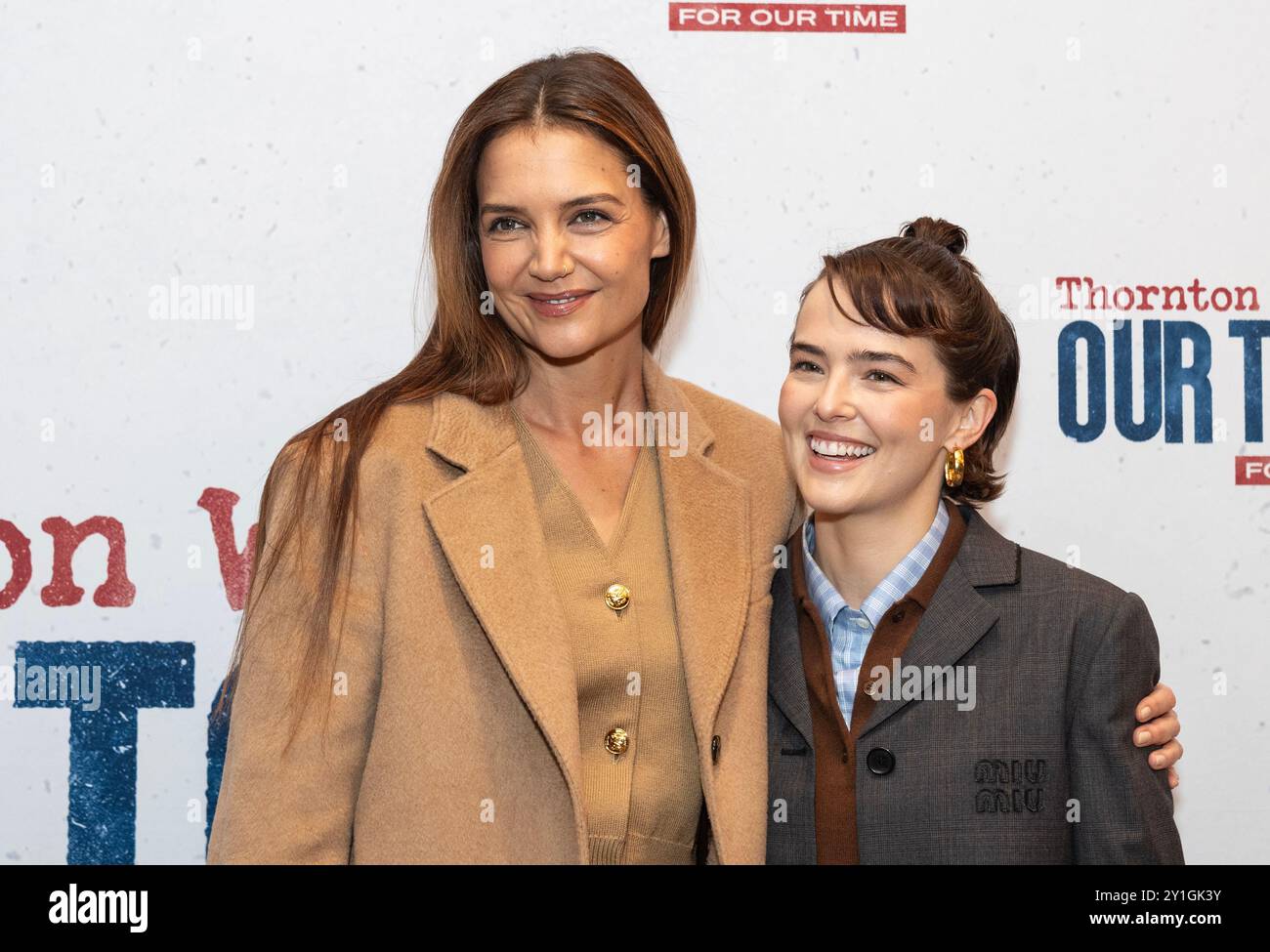 New York, USA, 6 septembre 2024 : Katie Holmes portant une veste de Blaze Milano et Zoey Deutch portant une robe de Miu Miu assistent à une avant-première de la pièce Our Town de Thornton Wilder à l'hôtel Algonquin de New York le 6 septembre 2024. Crédit : Lev Radin/Alamy Live News Banque D'Images