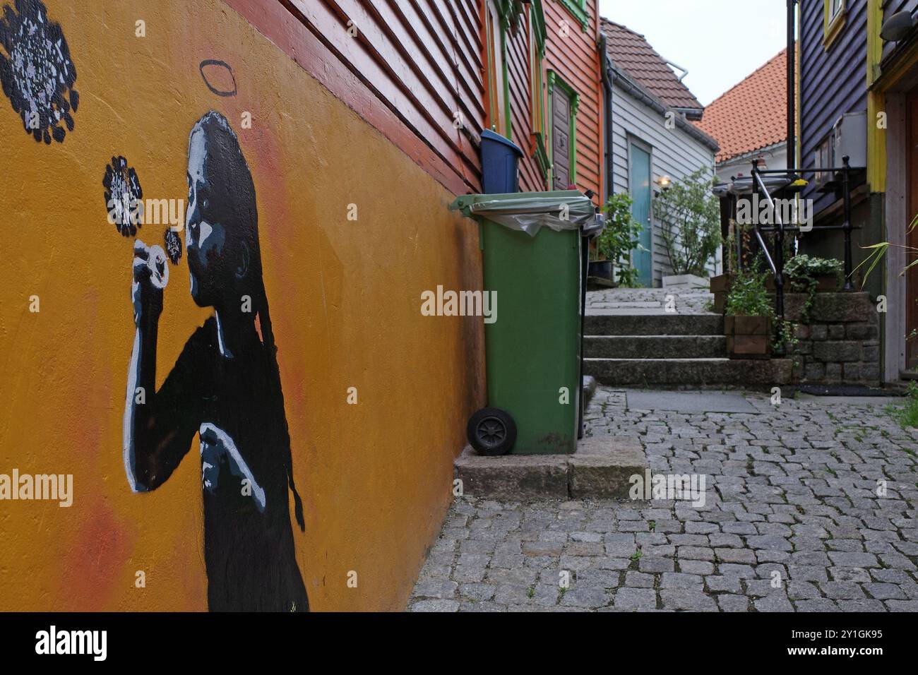 Stavanger, Norvège - 5 août 2024 Street art à Stavanger dans la rue colorée Fargegaten (rue des couleurs) C'est de l'artiste Vlek (Arne Vilh Banque D'Images
