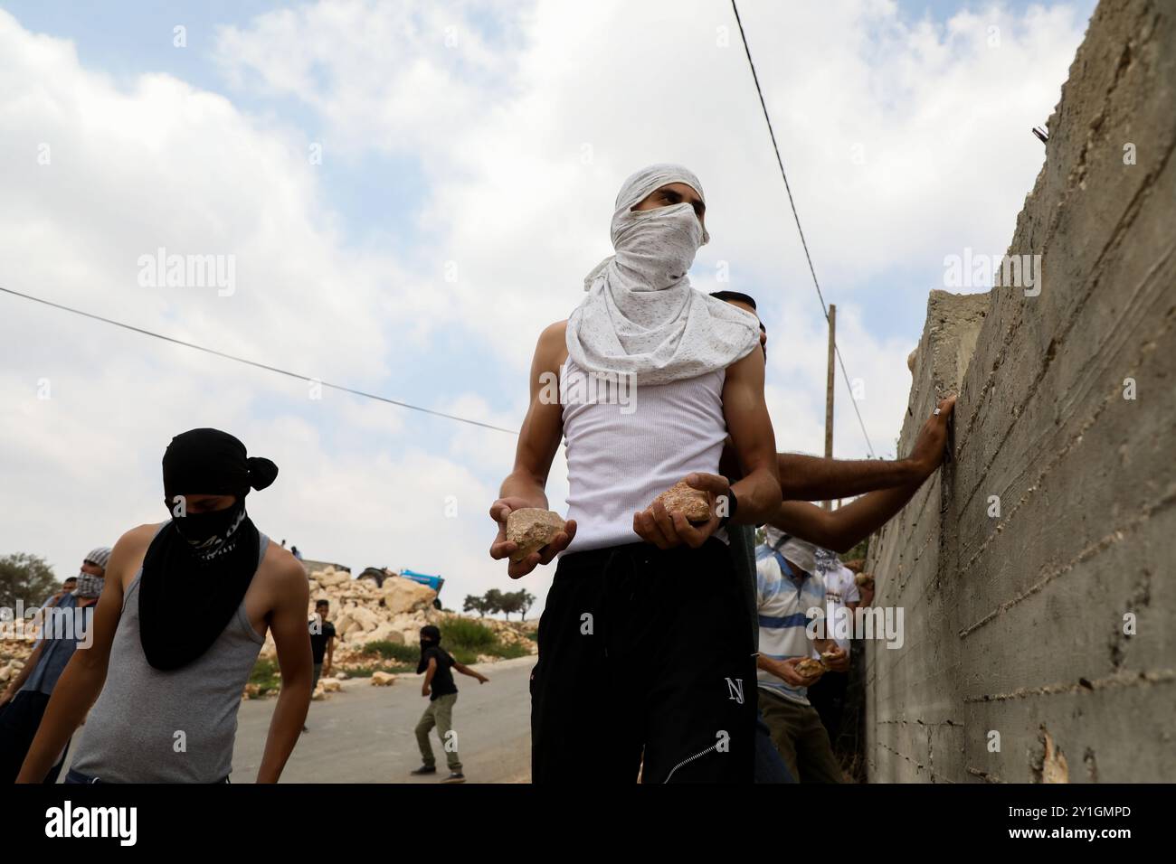Les manifestants palestiniens affrontent les forces de sécurité israéliennes dans la ville de Kafr Qaddum en Cisjordanie alors que l'armée israélienne tente de réprimer leur manifestation hebdomadaire contre le mur de séparation israélien, la confiscation de leurs terres, la colonie israélienne voisine de Kadumin et la fermeture de la route principale de la ville en 2003. La route a été fermée aux Palestiniens après l'expansion de la colonie israélienne de Kedumin, ce qui a considérablement restreint leurs déplacements autour de leur ville et considérablement augmenté le temps de trajet jusqu'à Naplouse, en Cisjordanie, qui est le principal centre économique le plus proche Banque D'Images
