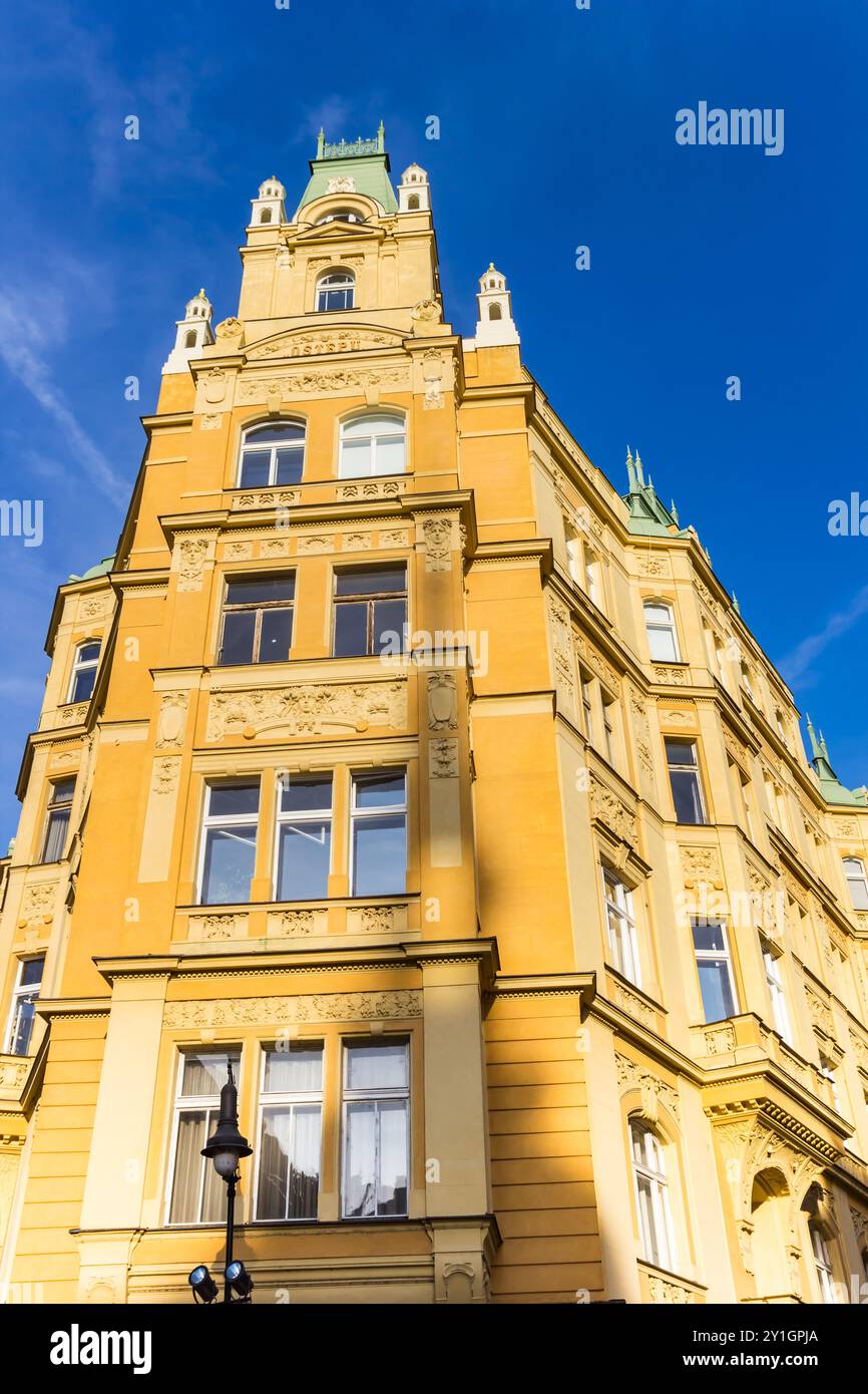 Immeuble d'appartements jaune historique à Prague, République tchèque Banque D'Images
