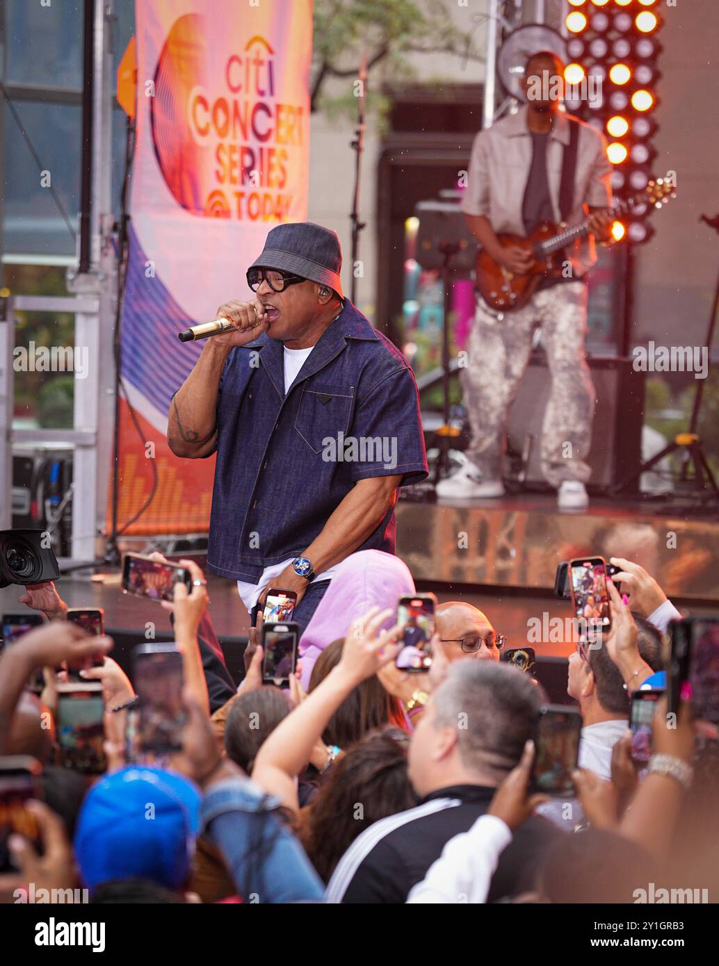 New York, États-Unis. 06 septembre 2024. LL Cool J se produit au Today Show à Rockefeller Plaza, New York, États-Unis, le 6 septembre 2024. Le nouvel album de LL Cool J, *The Force*, sort le 6 septembre. Produit par Q-Tip, l'album mélange le style rap caractéristique de LL avec des sons modernes, marquant sa première sortie en plus d'une décennie. Ce projet représente un nouveau chapitre de sa carrière tout en restant fidèle à ses racines hip-hop. (Photo de Jorge Estrellado/Thenews2/NurPhoto) crédit : NurPhoto SRL/Alamy Live News Banque D'Images