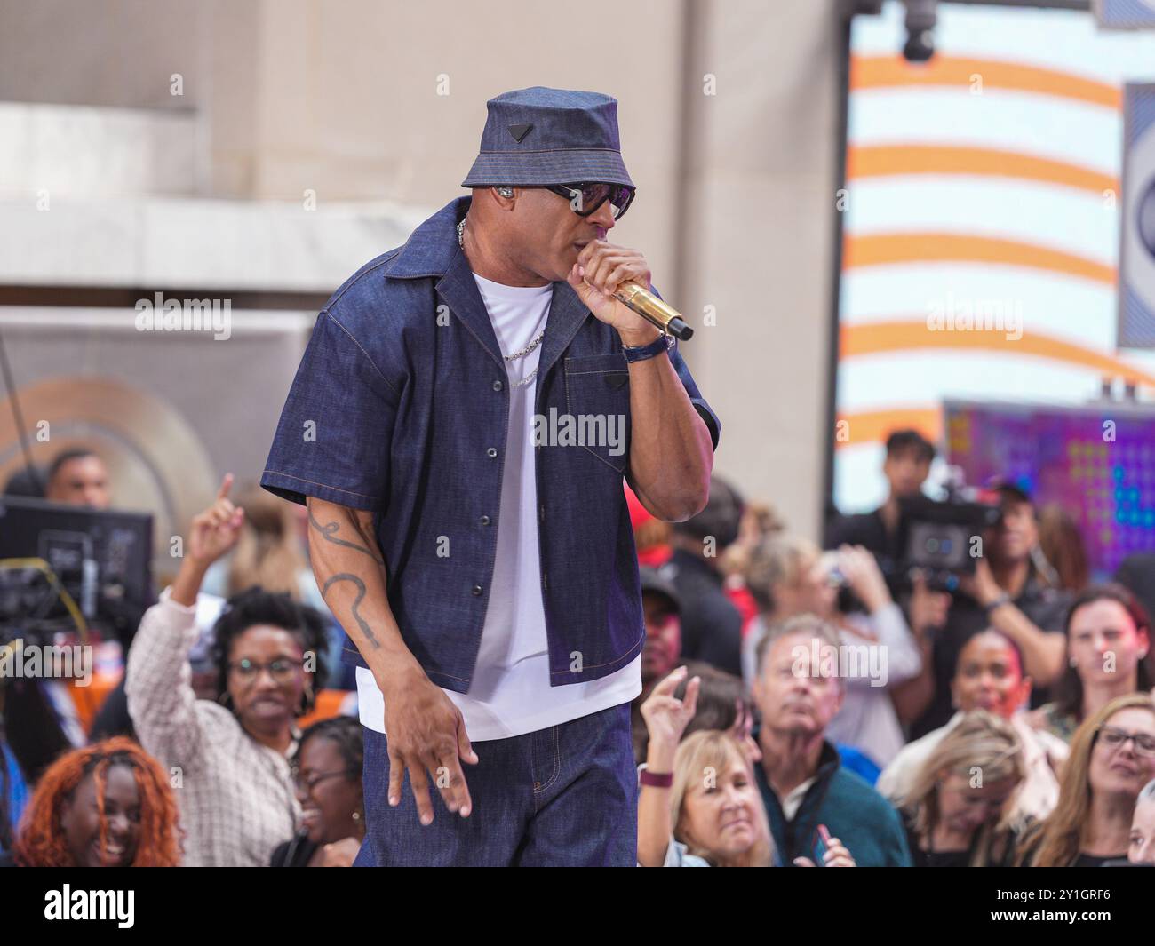 New York, États-Unis. 06 septembre 2024. LL Cool J se produit au Today Show à Rockefeller Plaza, New York, États-Unis, le 6 septembre 2024. Le nouvel album de LL Cool J, *The Force*, sort le 6 septembre. Produit par Q-Tip, l'album mélange le style rap caractéristique de LL avec des sons modernes, marquant sa première sortie en plus d'une décennie. Ce projet représente un nouveau chapitre de sa carrière tout en restant fidèle à ses racines hip-hop. (Photo de Jorge Estrellado/Thenews2/NurPhoto) crédit : NurPhoto SRL/Alamy Live News Banque D'Images