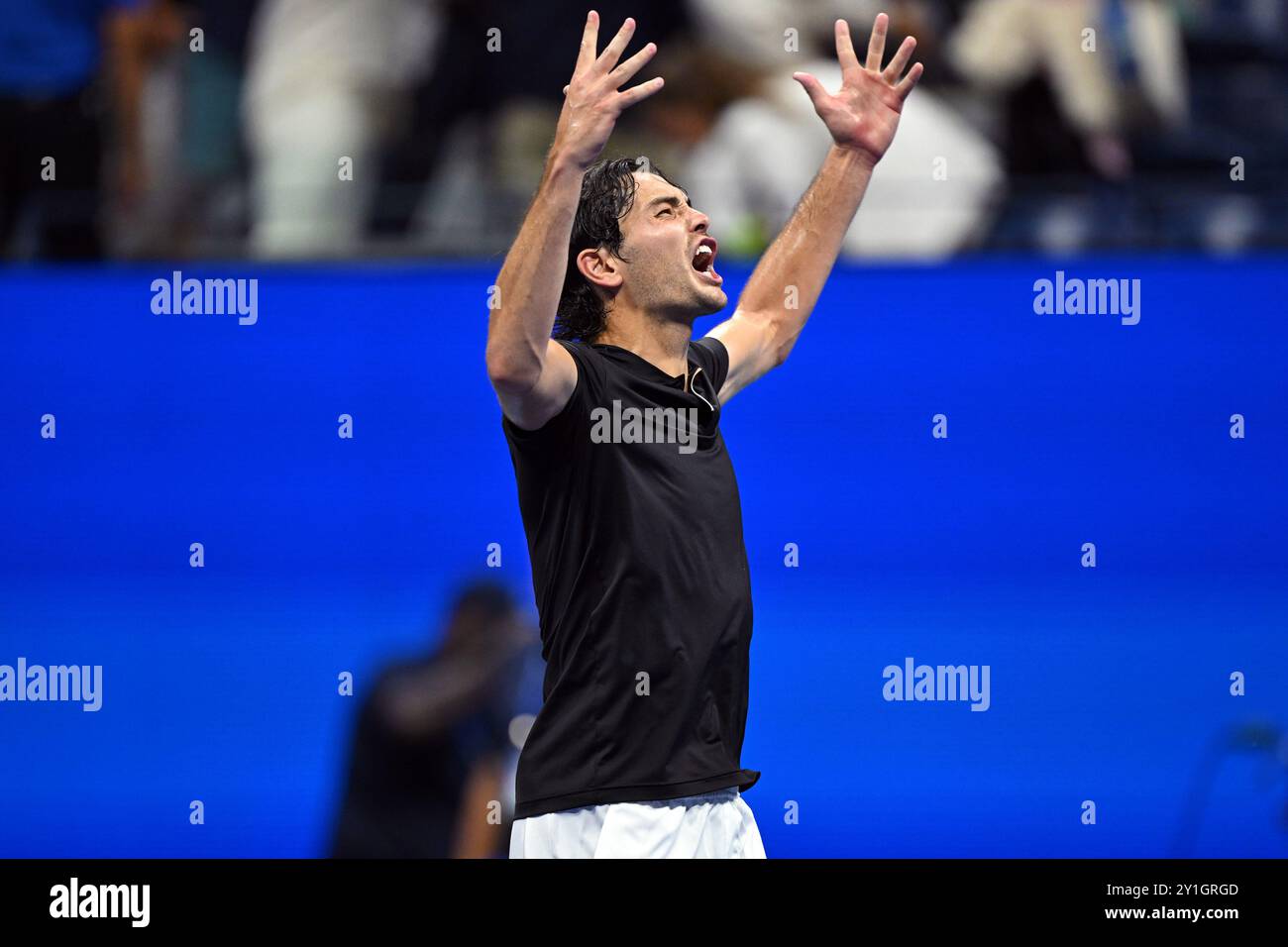 New York, États-Unis. 6 septembre 2024. Taylor Fritz, des États-Unis, célèbre après avoir remporté le match de demi-finale masculin contre Frances Tiafoe, des États-Unis, aux championnats de tennis de l'US Open 2024 à New York, États-Unis, le 6 septembre 2024. Crédit : Li Rui/Xinhua/Alamy Live News Banque D'Images